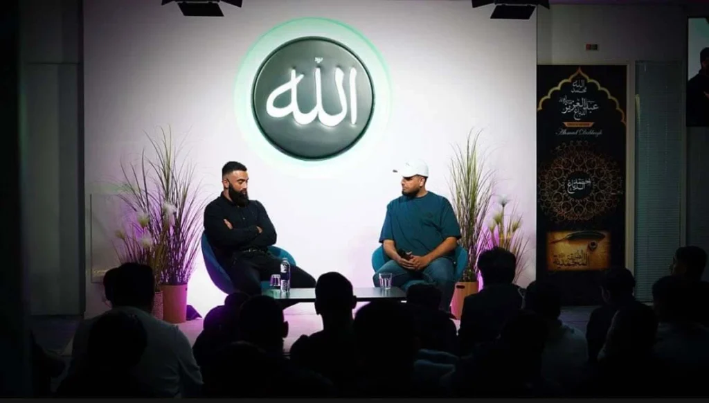 2 personer sidder sammen til zawiyah