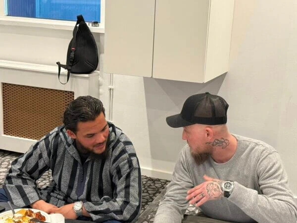 2 drenge snakker sammen i klassen